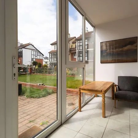 Spacious With Garden In The Tri-city By Renters شقة *